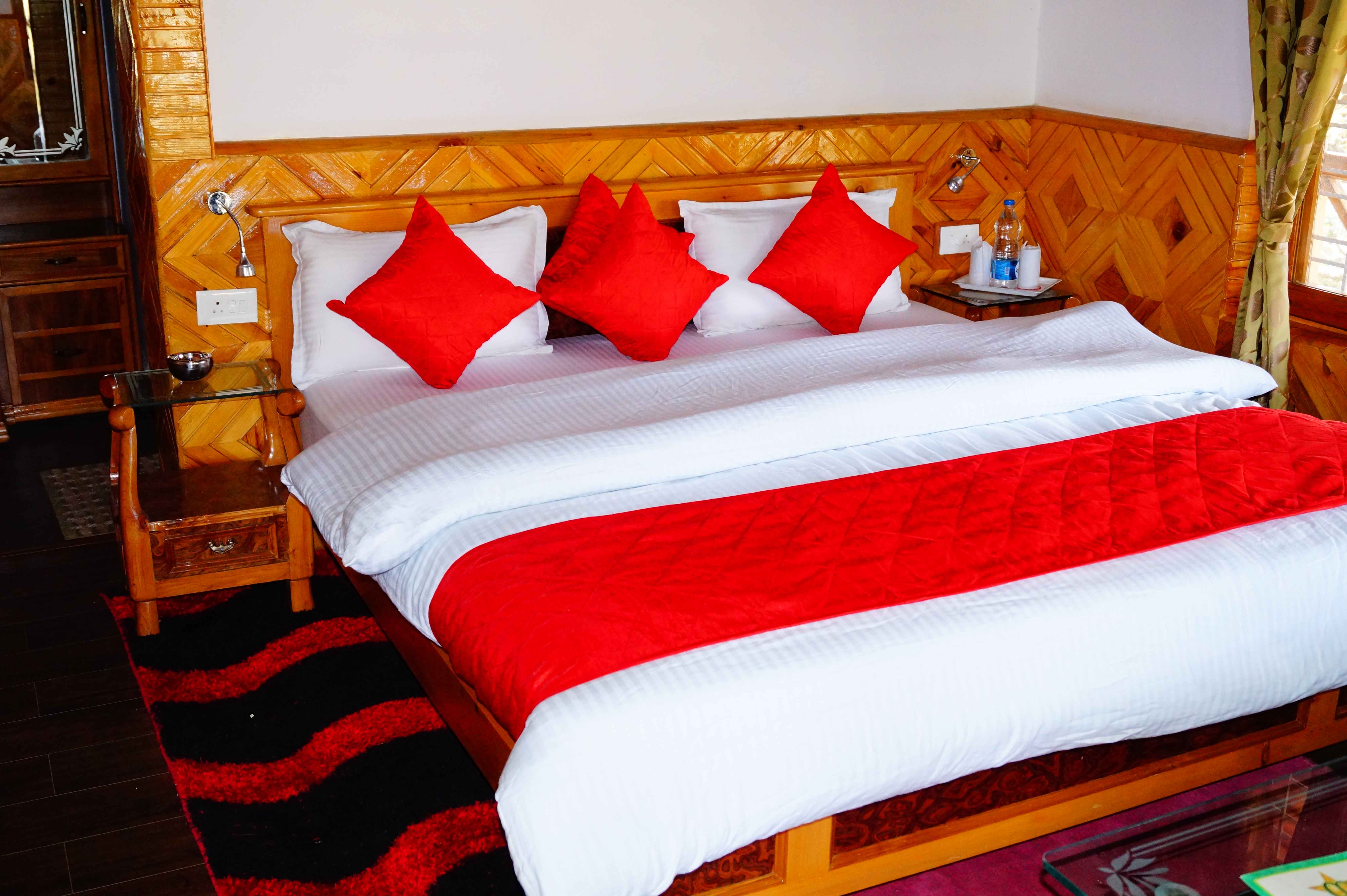 Deluxe Room (5250 INR)